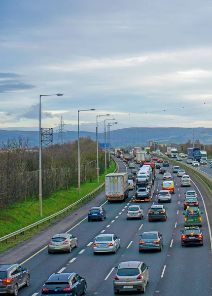 İrlanda 'da Dublin' in M50 otoyolunda trafik yoğun..