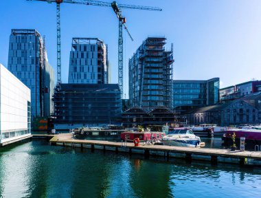 Büyük Kanal Rıhtımı, Dublin, İrlanda 'daki yüzen evler, Bolands Mills sitesindeki yeni Google ofislerinin inşasıyla cüce gibi küçüldü..