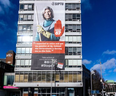 İrlanda 'da emeklilik yaşının yükseltilmesine karşı yürütülen siyasi kampanya İrlanda Ticaret Birliği Siptu' nun ev sahipliğini yaptığı Liberty Hall, Dublin, İrlanda 'daki bu posterle vurgulandı. 