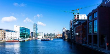 Büyük Kanal Rıhtımı, Dublin, İrlanda, Silikon Rıhtımı olarak da bilinir. Google 'ın ofisleri hemen sağda, inşaat halindeki yeni Google ofisleri daha aşağıda sağda, ve uzaktaki birden fazla inşaat vinçleri.