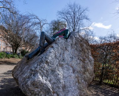 Oscar Wilde 'ın Merrion Meydanı, Dublin, İrlanda' daki heykeli Wicklow Dağları 'ndan elde edilen büyük bir kuvars kayasının üzerinde yatmaktadır. Heykeltraşın adı Danny Osborne 'du..