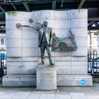 Beresford Place 'deki James Connolly' nin heykeli Liberty Hall, Dublin, İrlanda 'nın karşısında. Connolly 1916 Paskalya Dirilişi 'nden sonra idam edildi. Heykeltıraş Eamonn O' Doherty 'di.. 