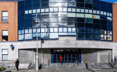 Bir adam, Dublin, İrlanda 'daki Store Caddesi' ndeki Garda Siochana polis karakoluna giriyor..