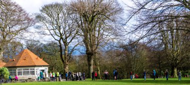 İnsanlar Coronavirus krizi sırasında Phoenix Park, Dublin, İrlanda 'daki bir büfeden kahve almak için kuyruğa girdiklerinde sosyal bir mesafeyi gözlemliyorlar..