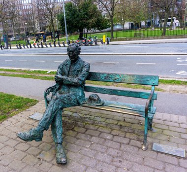 İrlandalı şair Paddy Kavanagh 'ın Mespil Yolu' ndaki Büyük Kanal 'ın kıyısında John Coll' un heykeli. Dublin, İrlanda