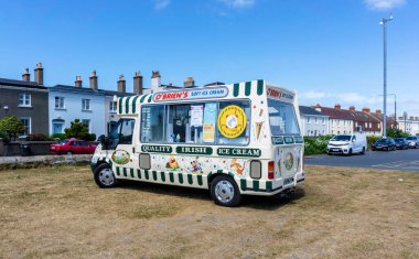 Dublin, İrlanda 'da Sandymount Strand yakınlarında park edilmiş bir dondurma minibüsü.. 