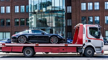 Porsche Targa 4 Dublin, İrlanda 'da bir çekiciye otostop çekiyor..