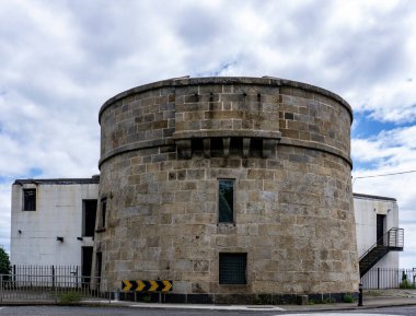 Sandymount, Dublin, İrlanda 'daki Martello Kulesi. Bu kule James Joyce 'un Ulysses' inin açılış sahnesinde yer almaktadır. Şimdi bir Joyce Müzesi.