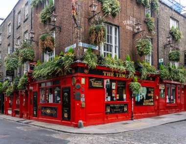 Dublin Tapınak Barı 'ndaki Tapınak Barı bu bölgenin ünlü ikonu ve normalde insanlarla dolu ve şimdi koronavirüs salgını nedeniyle kapalı..  