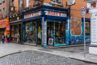 Rory 'nin Balıkçılık Aletleri Dükkanı Dublin' deki Temple Bar 'ın göbeğinde. 1960 'dan bu yana iş dünyasında ve hala bu turizm alanında başarılı bir şekilde ticaret yapıyor..