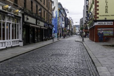 Dubli, İrlanda 'daki Temple Bar' da, Temmuz 2020 'de bir cuma öğle yemeği saatinde. Corona virüsü salgını yüzünden neredeyse bir hayalet kasaba. Genellikle turistlerle doludur.. 