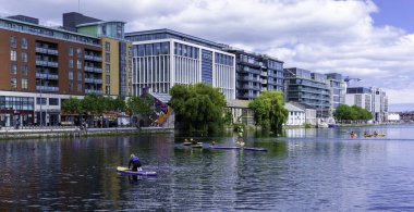 Dublin, İrlanda 'daki Grand Canal Rıhtımı' nda eğlence faaliyetleri, bu şehir merkezinde kayak ve kürek sporu ile.