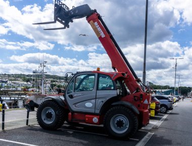 Manitou tarafından üretilen bir Cherry Picker, Howth Dublin İrlanda 'da park edilmiş..