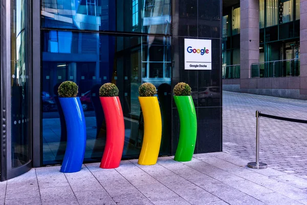 Barrow Caddesi, Dublin, İrlanda 'daki Google Rıhtım Ofisi' ne giriş. 