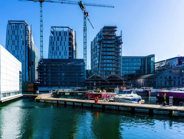 Houseboats Grand Canal Dock Dublin Irsko Trpaslík Výstavbě Nových Kanceláří — Stock fotografie