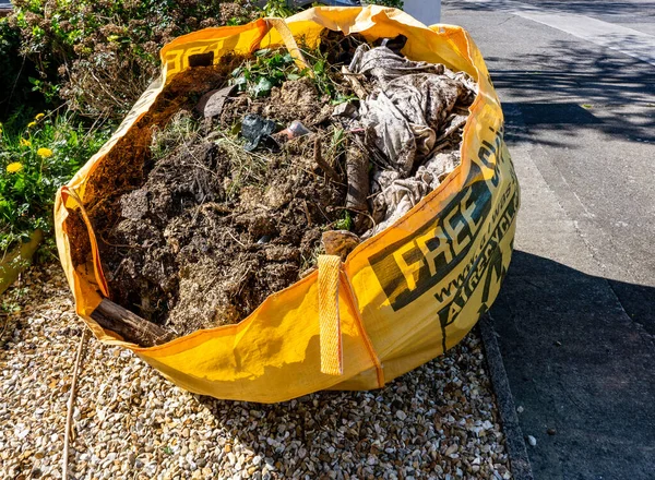 Cleaning Out Garden Skip Hire Bag Ready Collection — Stock Photo, Image