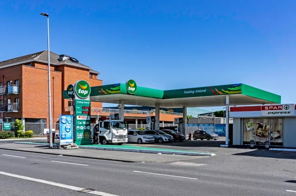  Tower Road, Clondalkin, Dublin, İrlanda 'daki TOP benzin istasyonu. TOP OIL, Kanada 'nın Irving Oil şirketinin bir yan kuruluşu.. 