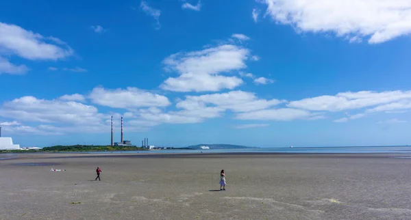 Lidé Procházky Podél Sandymount Strand Dublinu Irsko Dvěma Věžemi Poolbeg — Stock fotografie