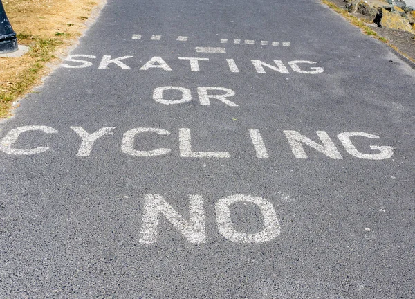 Sinal Não Ciclismo Patinação Neste Caminho Particular Perto Sandymount Dublin — Fotografia de Stock