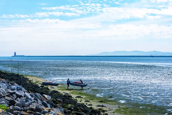 Dos Hombres Trayendo Kayak Inflable Desde Las Aguas Bahía Dublín —  Fotos de Stock