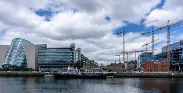 Stavební Jeřáby Tyčící Nad Vývojovými Pracemi North Wall Quay River — Stock fotografie