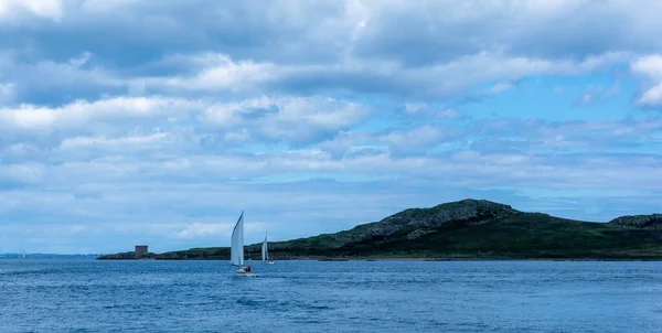 Yates Navegando Frente Puerto Howth Dublín Con Isla Ireland Eye — Foto de Stock