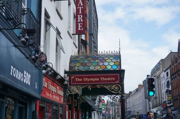 Dublin, İrlanda 'daki Olympia Tiyatrosu' nun vitray tepe örtüsü. 1890 yılında dikilmiş ve 2004 yılında bir kamyon tarafından hasar görmüştür.