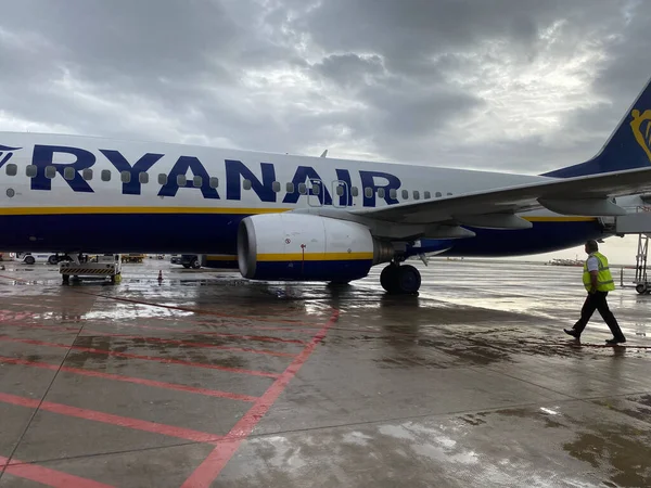 Faro Havaalanı, Portekiz 'deki pistte bir Ryanair uçağı.