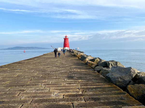 Užijte Zimní Slunce Lidé Procházky Podél Velké Jižní Zdi Poolbeg — Stock fotografie