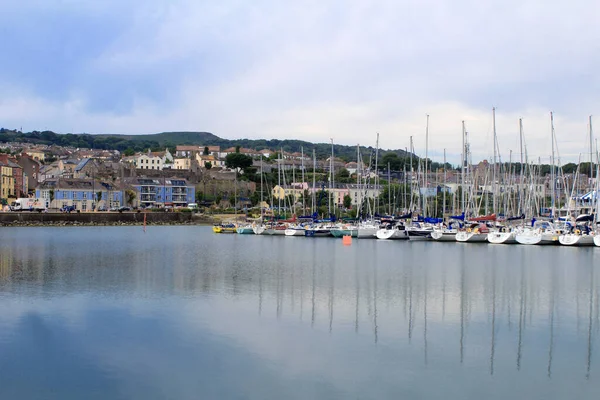 Howth Harbour Dublin Rlanda Arka Planda Howth Kasabası Olan Yat — Stok fotoğraf