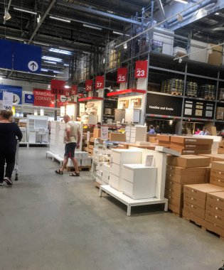 Bir Ikea deposunda bir alışveriş koridoru..