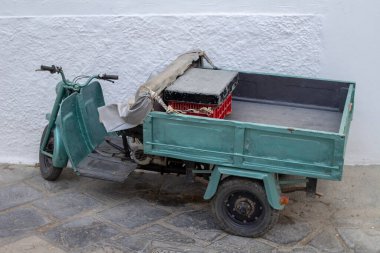 Lindos, Rodos, Yunanistan 'ın dar sokaklarında mal taşımak için kullanılan küçük bir motosiklet. Lindos, bir akropolün gözden kaçırdığı popüler bir turist ve tatil beldesi olan küçük bir balıkçı kasabasıdır..