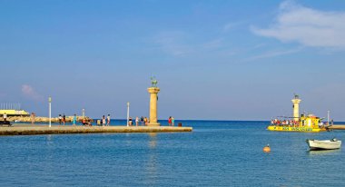 Mandraki Limanı girişi, Rodos Yunanistan.
