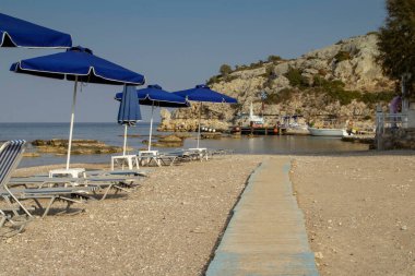 Kolymbia, Rodos, Yunanistan 'daki tekne iskelesine giden sahil.