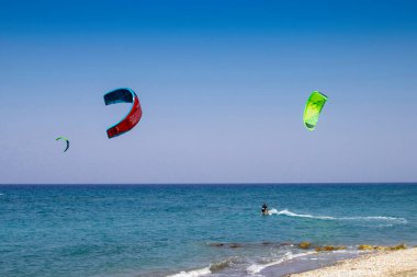 Theologos, Rodos Yunanistan 'daki sahil kenarındaki elementlere karşı üç uçurtmacı.,