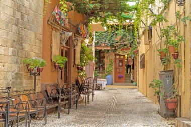 Yunanistan 'ın Rodos kentindeki pek çok renkli sokaktan biri olan Unesco Miras Merkezi.. 