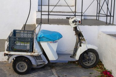 Burada küçük bir Honda GYRO Lindos, Rodos, Yunanistan 'ın dar sokaklarında gezinmek için bir dağıtım aracı olarak kullanıldı..