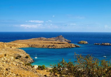Lindos Körfezi, Rodos, Yunanistan 'ın güzel kristal berrak suları, Lindos kasabasının tam karşısında yer almaktadır.. 