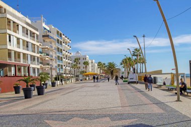 Portekiz 'in Quarteira kasabasındaki sahil boyunca gezinti alanı. Turistler ve yerliler için popüler bir yürüyüş alanı.