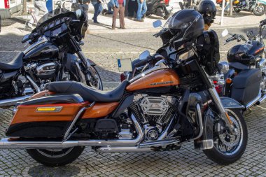  Bir grup Harley Davidson motosikleti Loule, Portekiz 'deki meyve ve sebze pazarının önüne park etmiş..