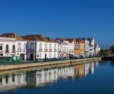 Tavira Portekiz 'deki Gilao nehri kıyısındaki rıhtım.