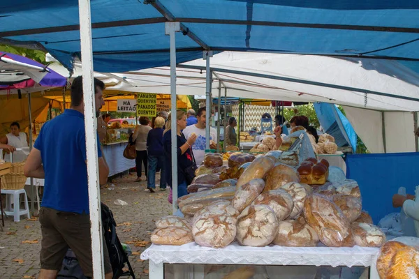 Vários Tipos Pão Artesanal Venda Num Mercado Exterior Espinho Portugal — Fotografia de Stock