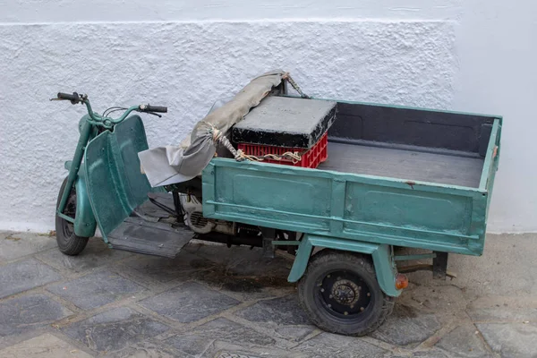 Lindos, Rodos, Yunanistan 'ın dar sokaklarında mal taşımak için kullanılan küçük bir motosiklet. Lindos, bir akropolün gözden kaçırdığı popüler bir turist ve tatil beldesi olan küçük bir balıkçı kasabasıdır..