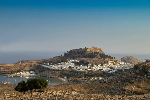 Historyczne Miasto Lindos Rodos Grecja Bielonymi Murami Średniowieczną Akropolią Która — Zdjęcie stockowe