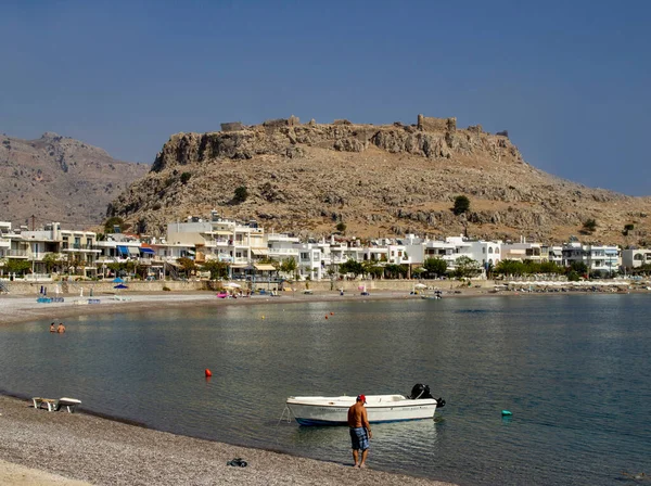 希腊罗得岛查拉基的小渔村和旅游胜地 其砾石海滩和低矮的粉刷建筑 — 图库照片
