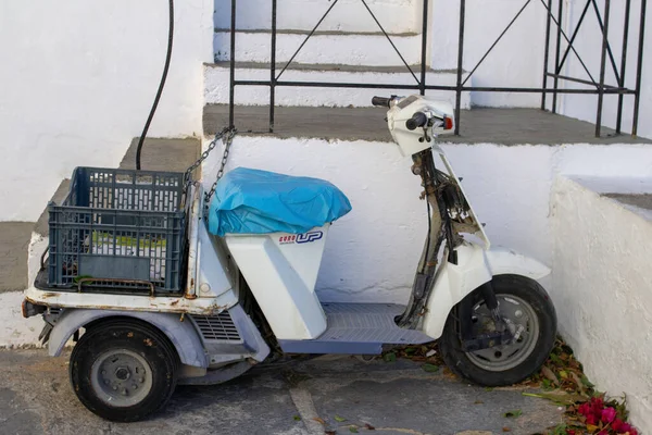 Burada küçük bir Honda GYRO Lindos, Rodos, Yunanistan 'ın dar sokaklarında gezinmek için bir dağıtım aracı olarak kullanıldı..