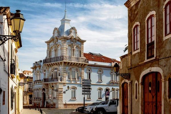 Portekiz 'in eski bir kasabası olan Faro' daki Palacete Belmaro, 1912 'de inşa edildi ve şu anda eski ihtişamına kavuşuyor..