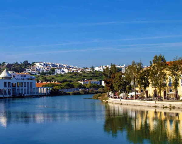 葡萄牙塔维拉吉劳河沿岸的码头 背景是该市的风景 — 图库照片