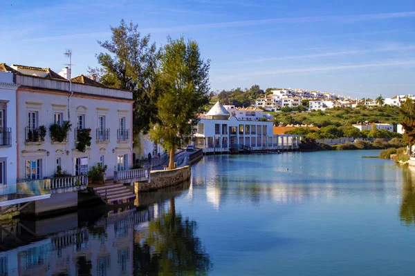 Portekiz 'in Tavira kentindeki Gilao nehri boyunca uzanan rıhtım manzarası 