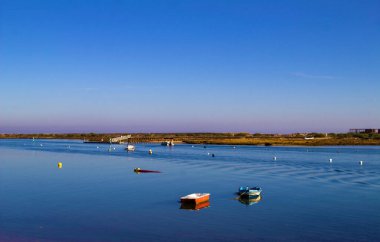 Portekiz 'in Cabanas köyünün karşısındaki Ria Formosa Doğal Rezerv lagünlerinin manzarası.. 